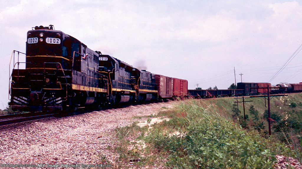 Seaboard Coast Line GP7 #1002, SD45 #2010 and U30C 2124, with heavy exhaust as the engineer throttles up for the climb out of the sand flats, lead train #336